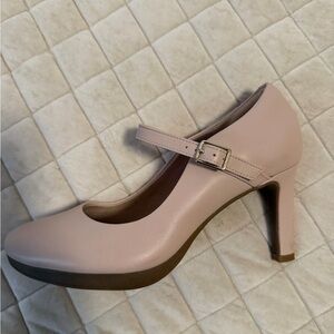 Clarks Women's Ambyr heels